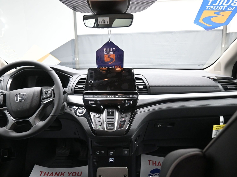 White Honda Odyssey image number 12