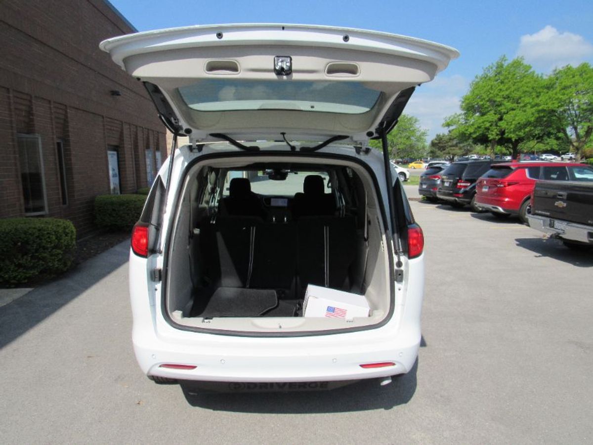 White Chrysler Voyager image number 11