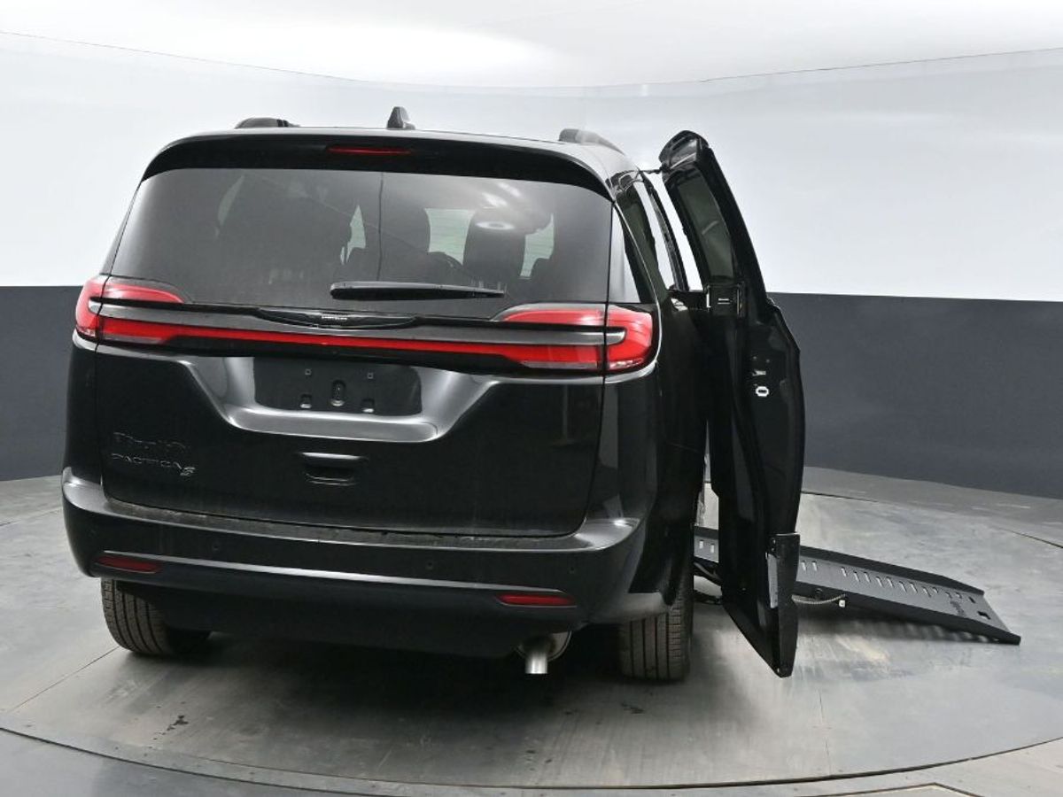 Black Chrysler Pacifica image number 22