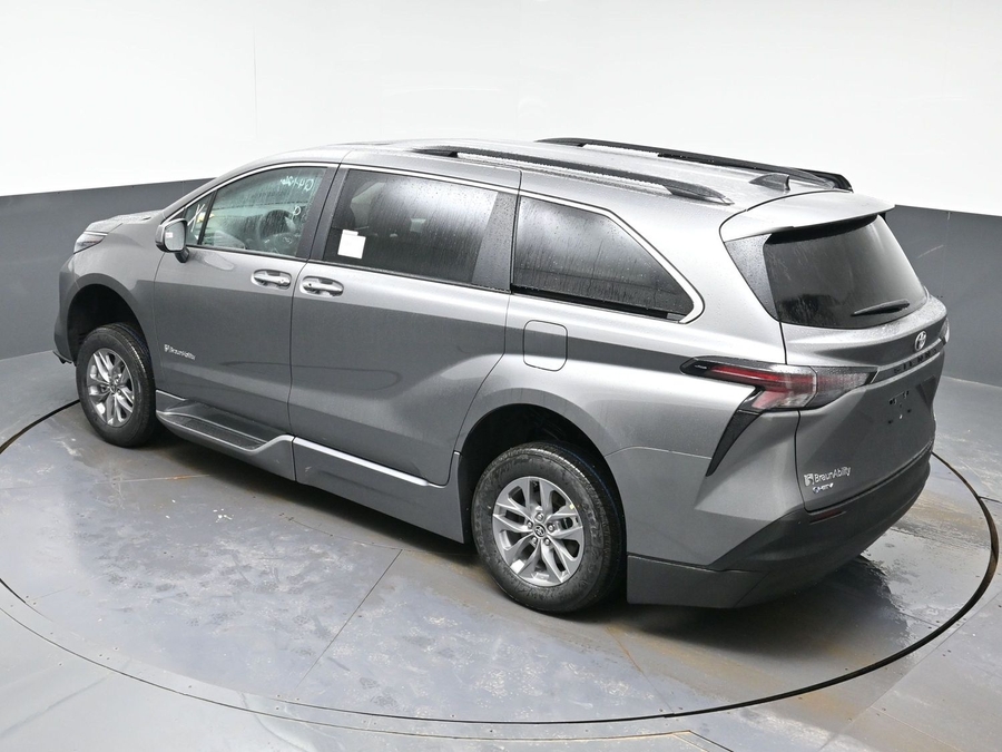 Grey Toyota Sienna image number 21