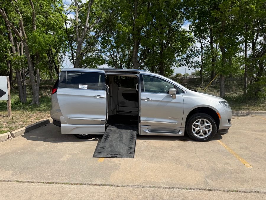 Used 2020 Chrysler Pacifica Touring L Plus - BraunAbility Side Entry Entry In Floor Automatic Ramp