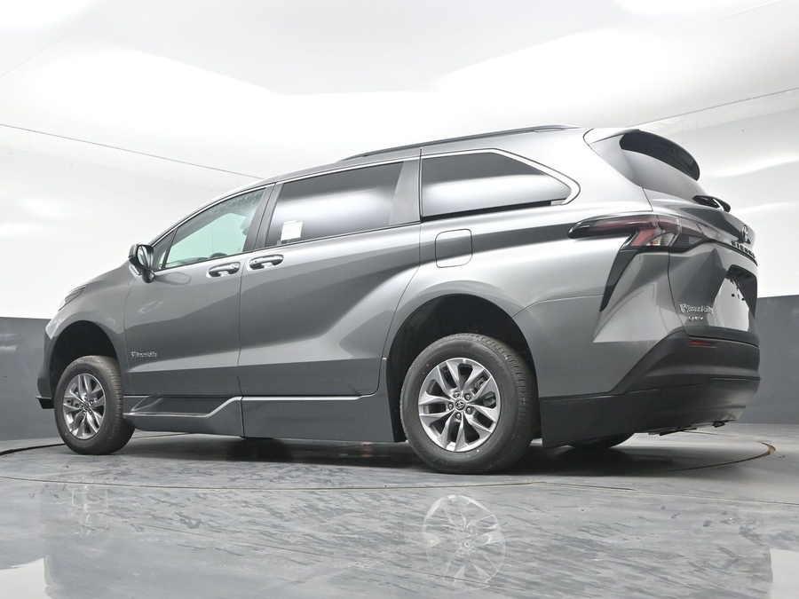 New 2026 Toyota Sienna Hybrid XLE Add - BraunAbility Side Entry Fold Out Automatic Ramp