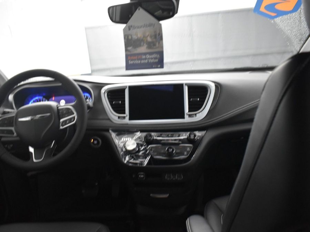 2025 CHRYSLER PACIFICA - Image 13