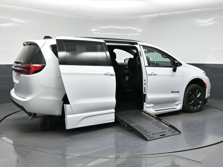 New 2026 Chrysler Pacifica Select Sport - BraunAbility Side Entry Fold Out Automatic Ramp