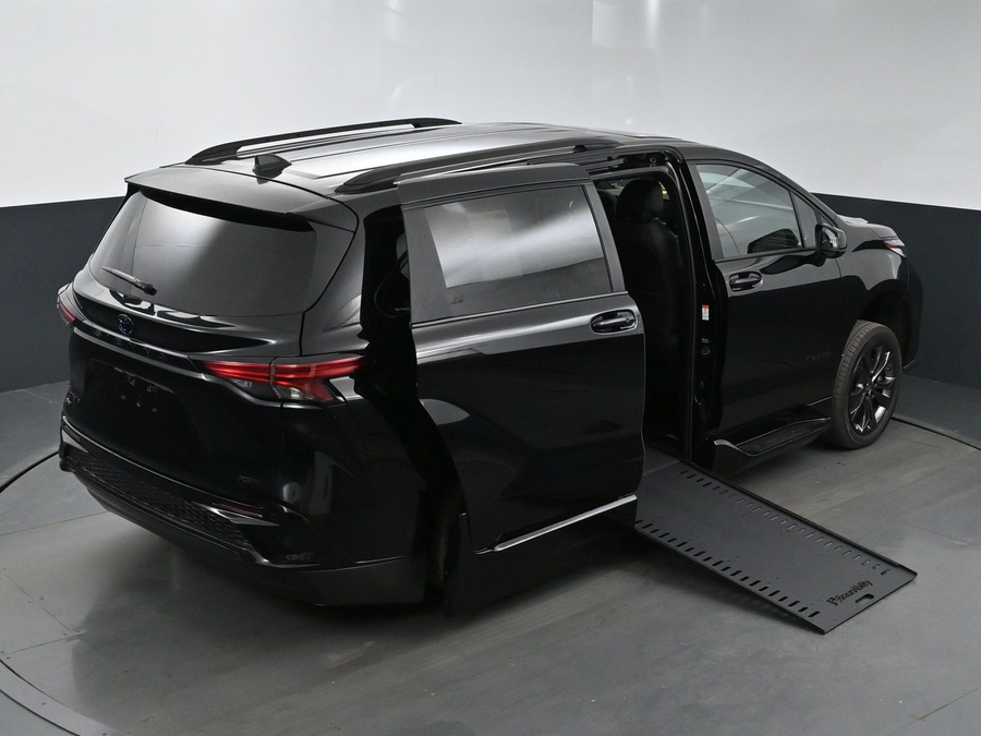 New 2025 Toyota Sienna Hybrid XSE Sport - BraunAbility Side Entry Entry In Floor Automatic Ramp