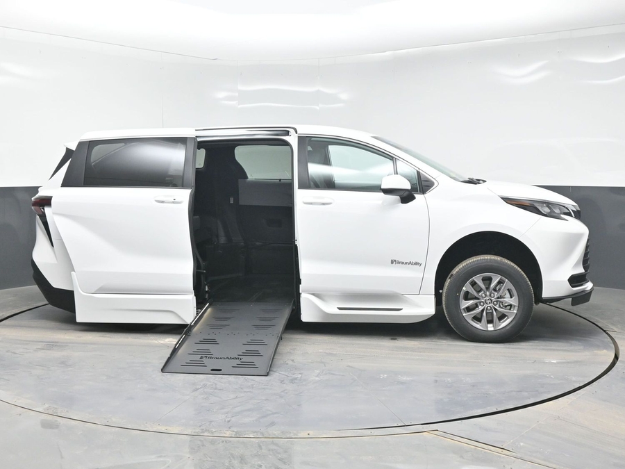 New 2026 Toyota Sienna Hybrid LE - BraunAbility Side Entry Entry Fold Out Automatic Ramp