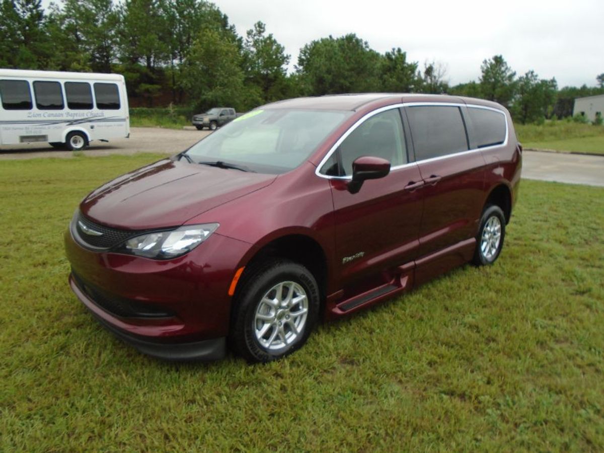 Red Chrysler Voyager image number 39