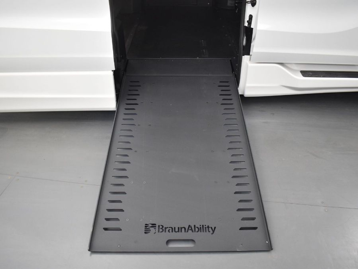 White Honda Odyssey image number 10