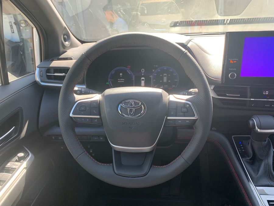 New 2025 Toyota Sienna Hybrid XLE Plus - VMI Side Entry Entry In Floor Automatic Ramp