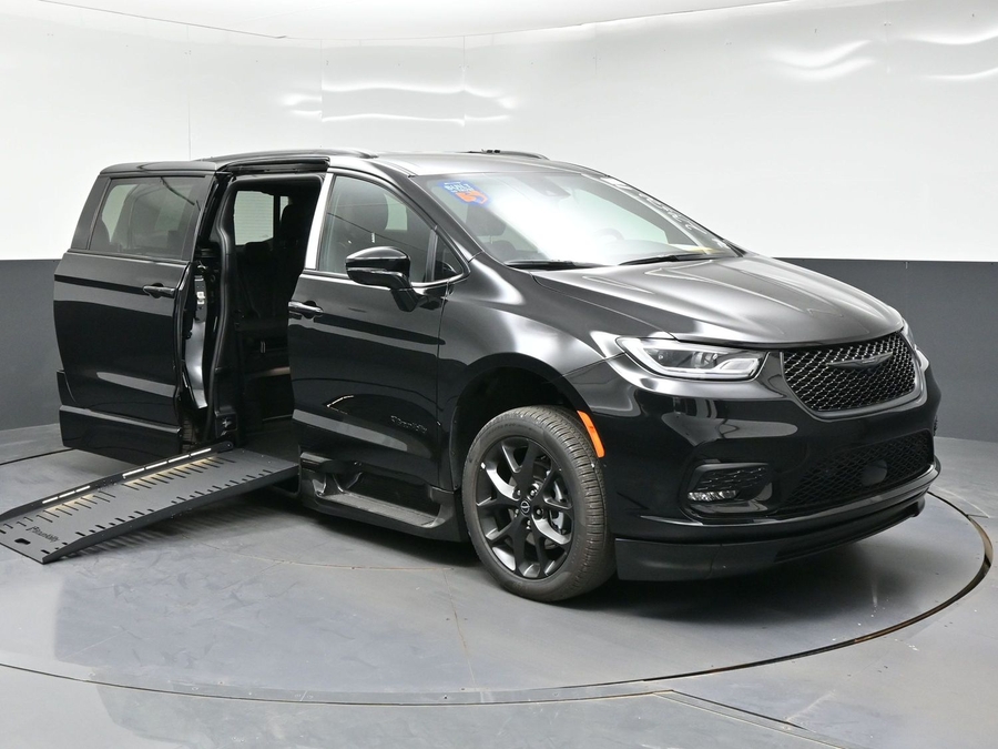 New 2026 Chrysler Pacifica Select Sport - BraunAbility Side Entry Fold Out Automatic Ramp