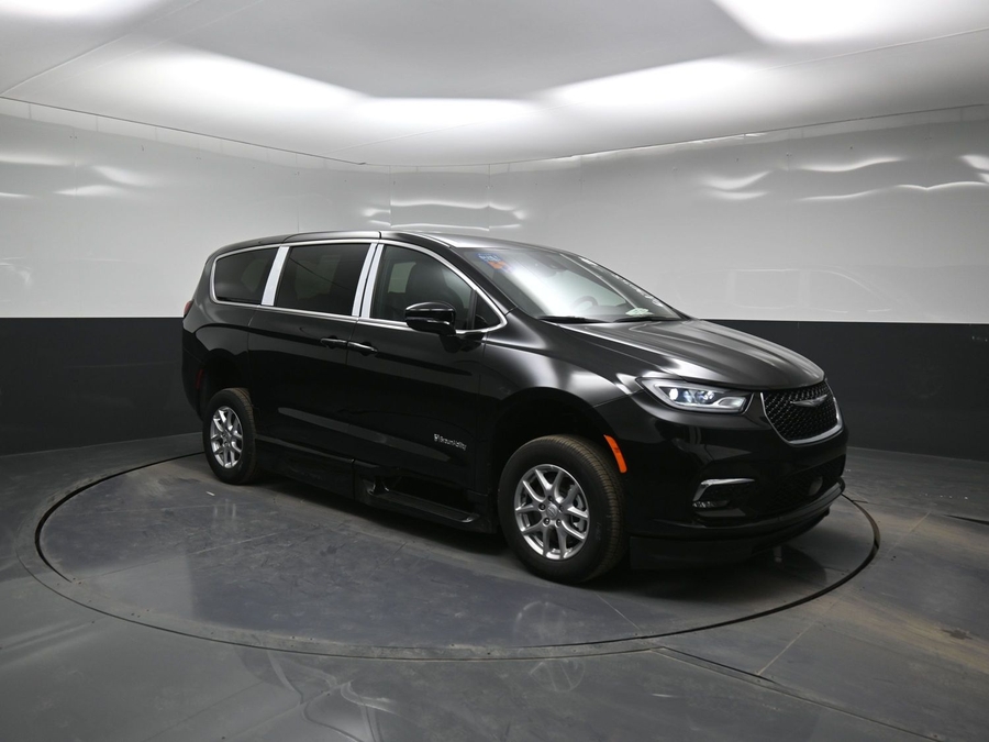 Black Chrysler Pacifica image number 17