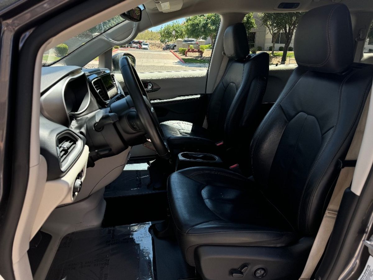 Grey Chrysler Pacifica image number 4