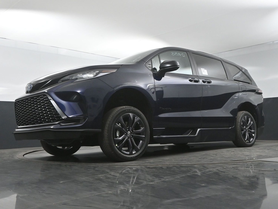 New 2025 Toyota Sienna Hybrid XSE Sport - BraunAbility Side Entry Entry In Floor Automatic Ramp