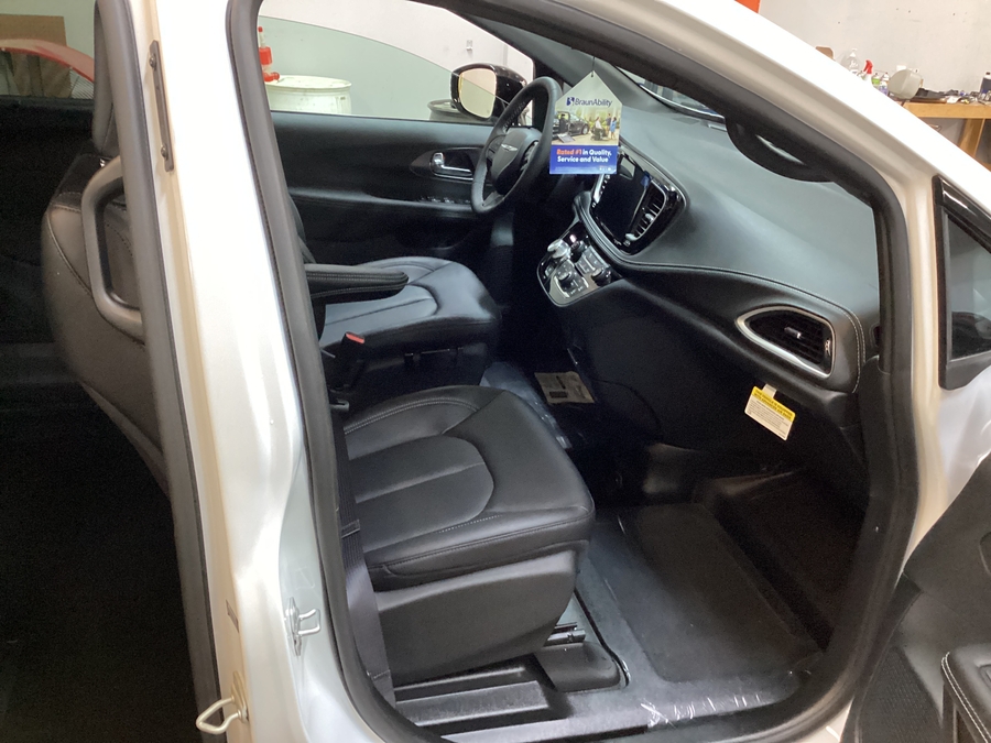 White Chrysler Pacifica image number 7