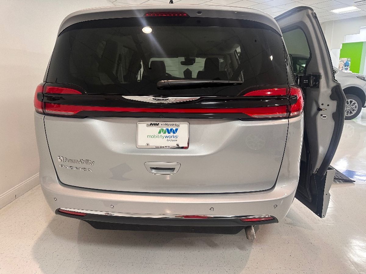 Silver Chrysler Pacifica image number 2