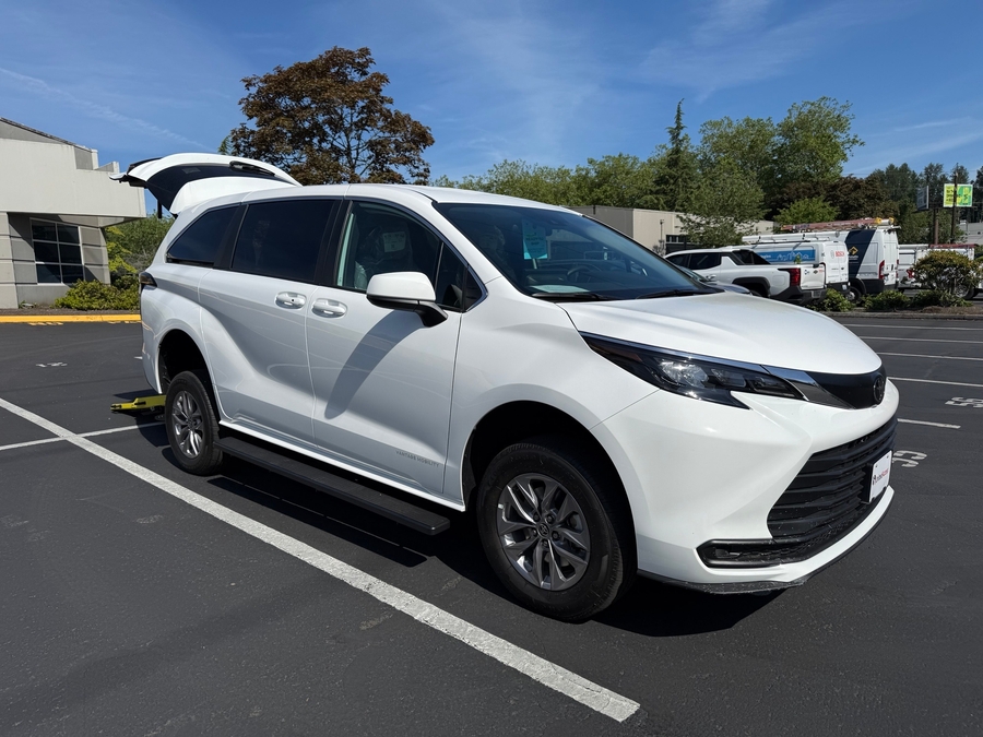 New 2026 Toyota Sienna Hybrid LE w swivel 2nd row - Vantage Mobility Commercial Rear Entry Entry Fold Out Manual Ramp