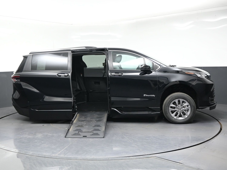 New 2026 Toyota Sienna Hybrid XLE Add - BraunAbility Side Entry Fold Out Automatic Ramp