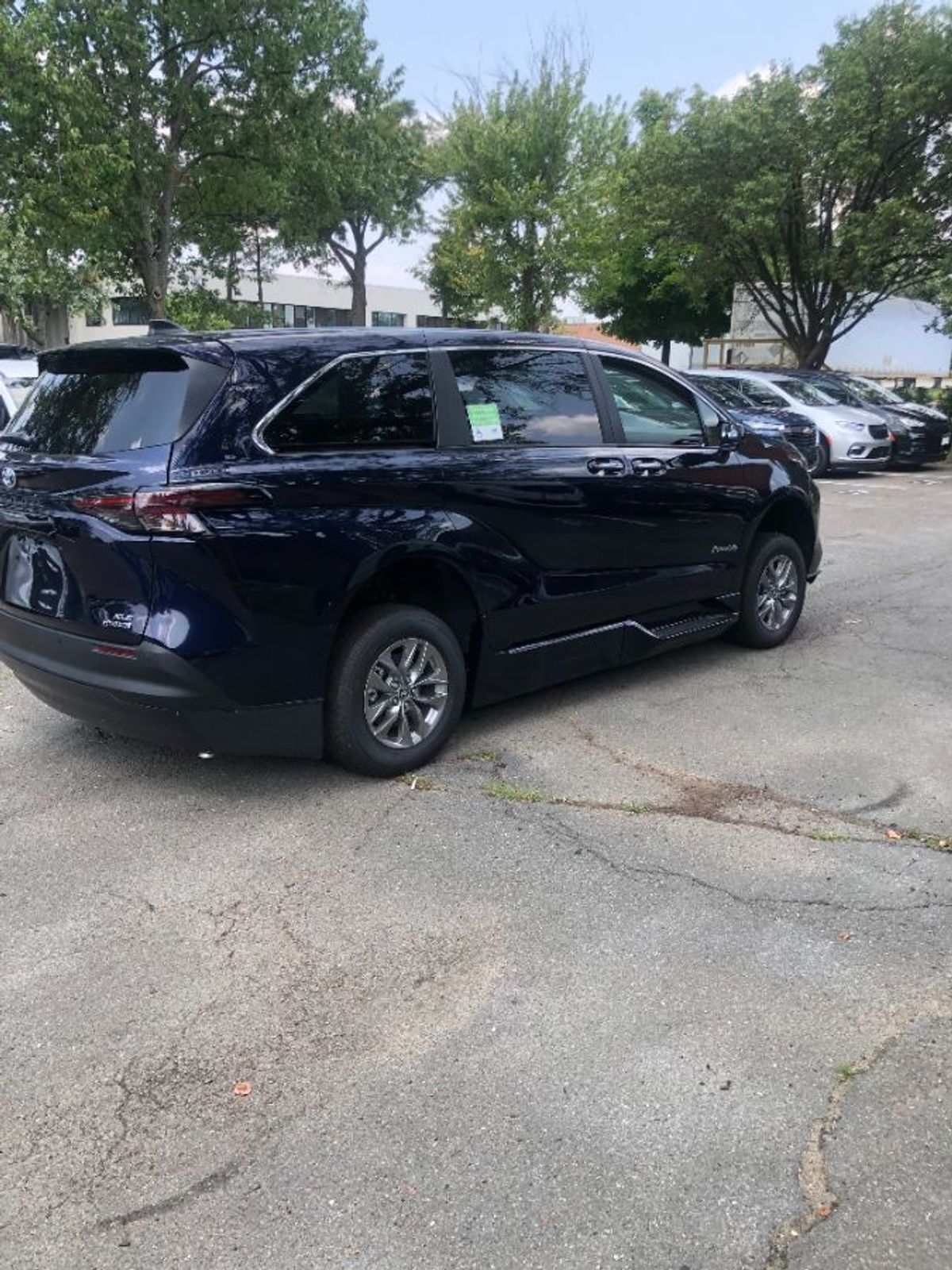 Blue Toyota Sienna image number 4