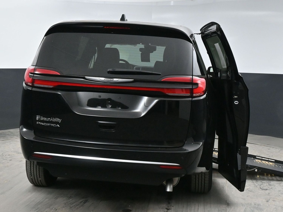 New 2026 Chrysler Pacifica Select Safety - BraunAbility Side Entry Entry Fold Out Automatic Ramp