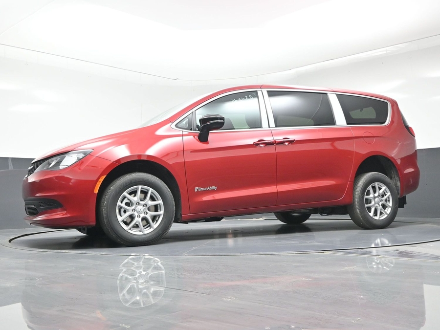 Red Chrysler Voyager image number 17