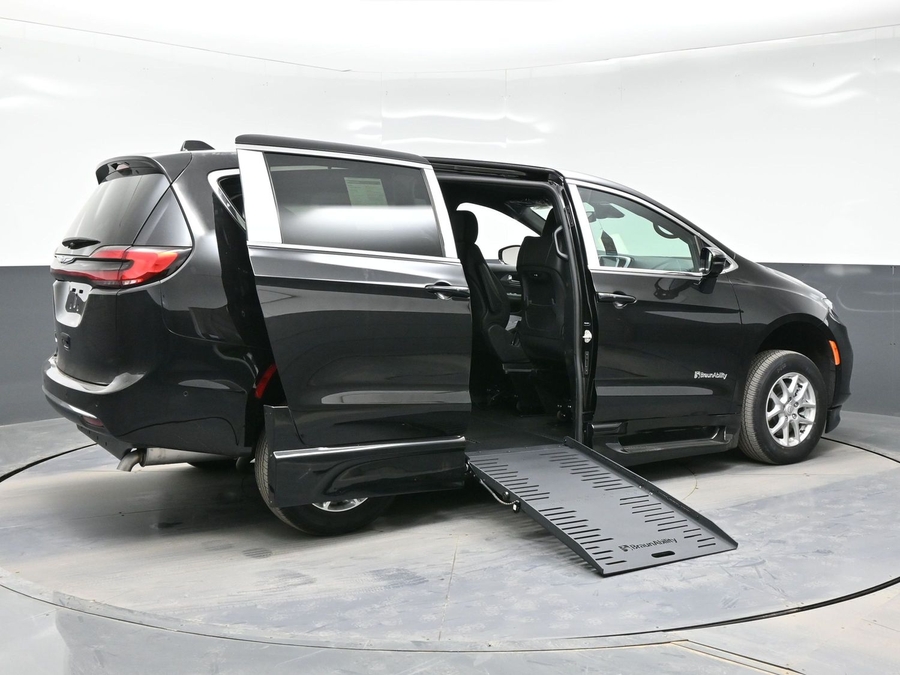 Black Chrysler Pacifica image number 6