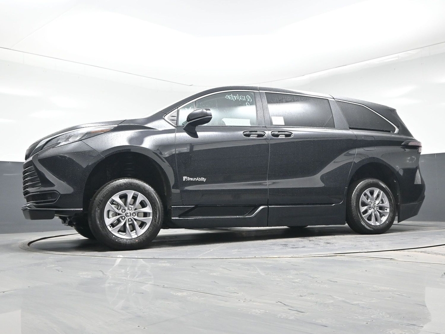 New 2025 Toyota Sienna Hybrid LE - BraunAbility Side Entry Entry Fold Out Automatic Ramp