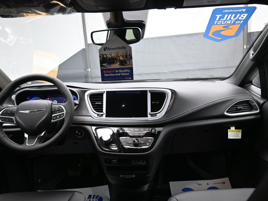 New 2025 Chrysler Pacifica Select Safety - BraunAbility Side Entry Entry In Floor Automatic Ramp