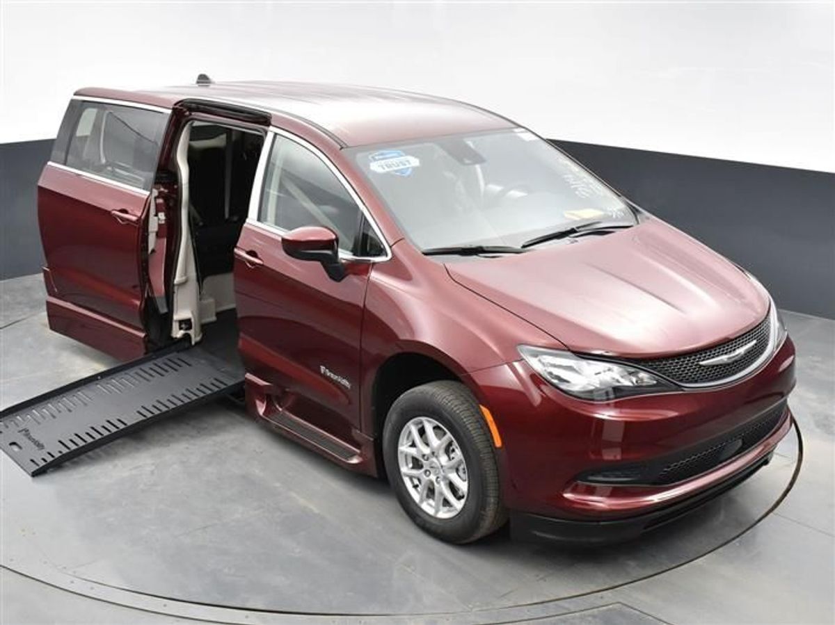 Red Chrysler Voyager image number 7