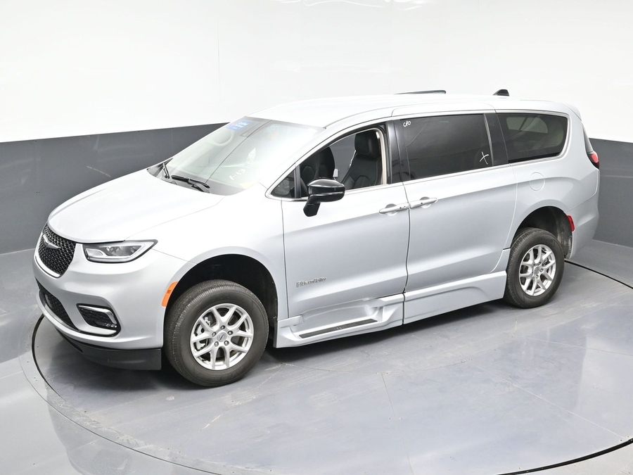 Used 2024 Chrysler Pacifica Touring L - BraunAbility Side Entry Entry Fold Out Automatic Ramp