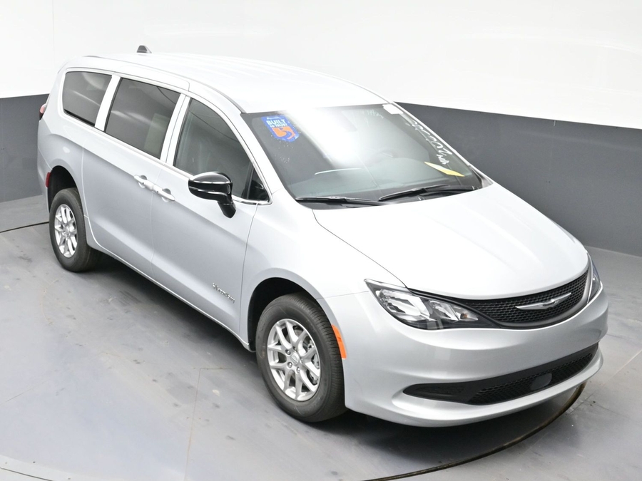 Silver Chrysler Voyager image number 21