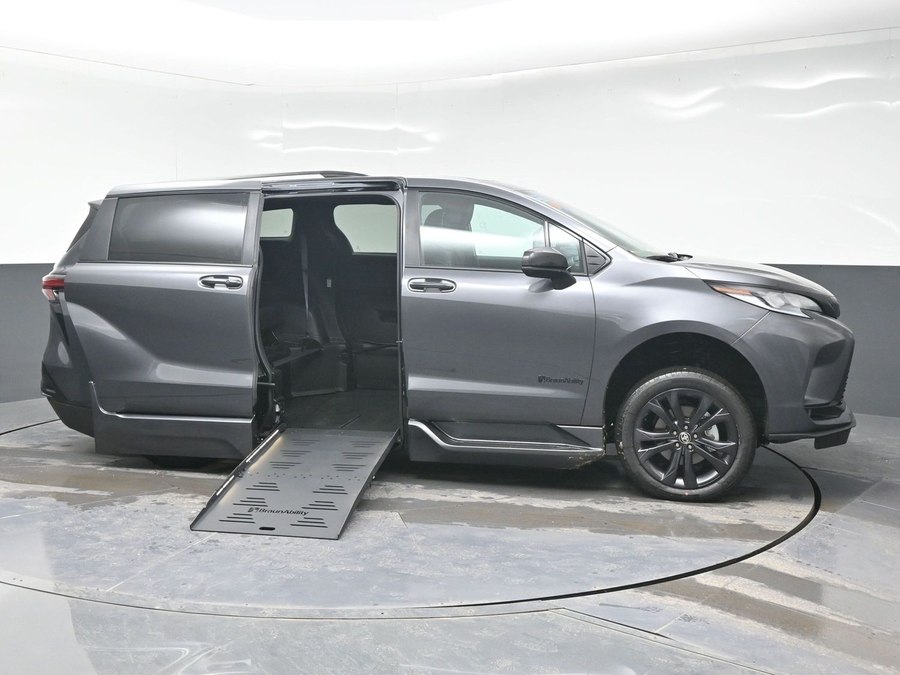 New 2025 Toyota Sienna Hybrid XSE Sport - BraunAbility Side Entry Entry Fold Out Automatic Ramp