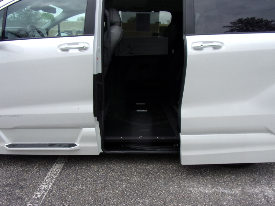White Toyota Sienna image number 16