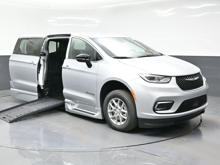 Silver Chrysler Pacifica image number 13