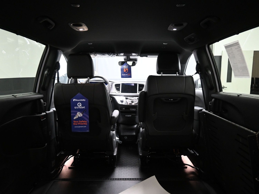 White Chrysler Pacifica image number 14