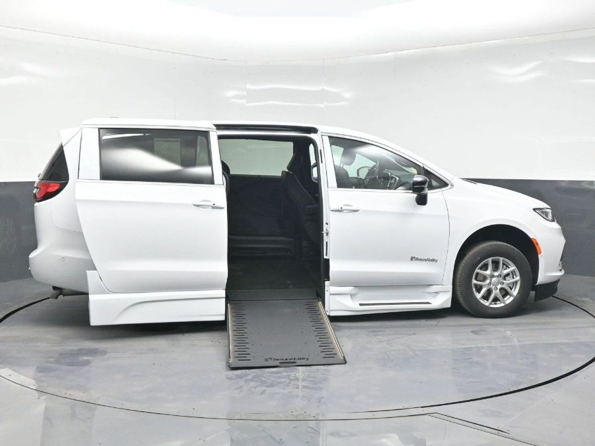 White Chrysler Pacifica image number 7