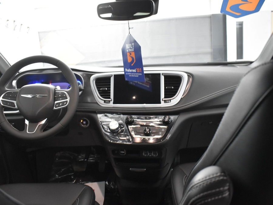 New 2025 Chrysler Pacifica Select Safety - BraunAbility Side Entry Entry In Floor Automatic Ramp