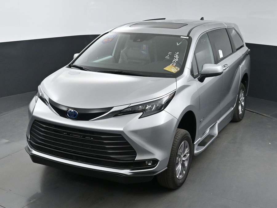 New 2025 Toyota Sienna Hybrid XLE Base - BraunAbility Side Entry Entry In Floor Automatic Ramp