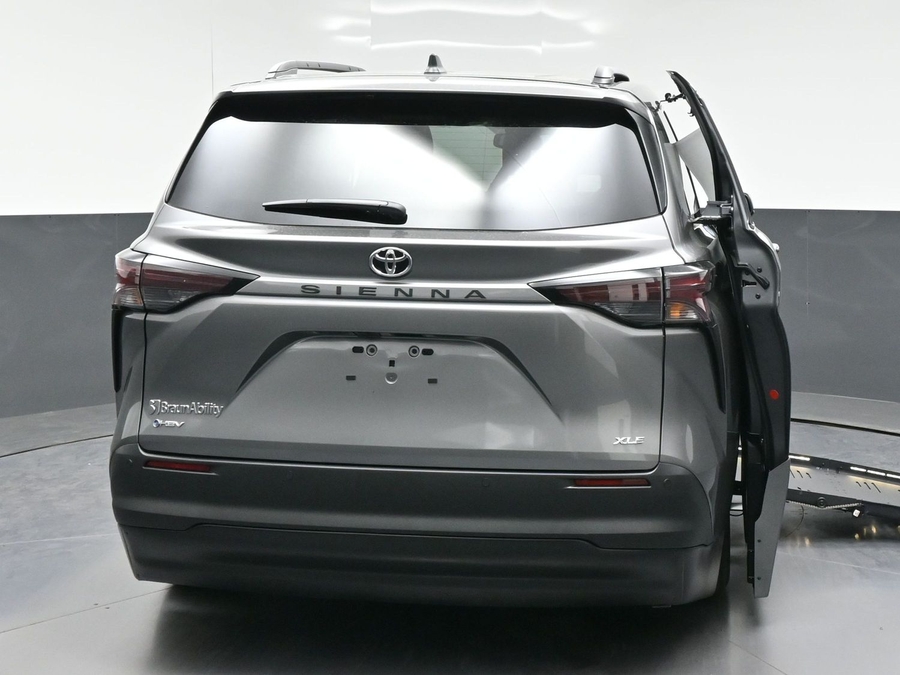 New 2026 Toyota Sienna Hybrid XLE Base - BraunAbility Side Entry Fold Out Automatic Ramp