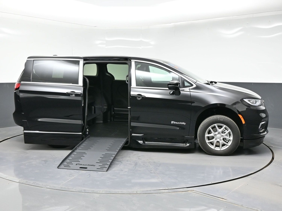 Black Chrysler Pacifica image number 5