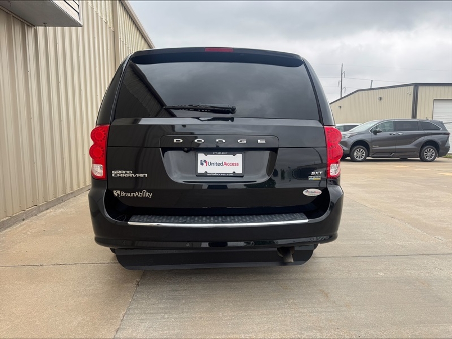 Used 2017 Dodge Grand Caravan SXT - BraunAbility Side Entry Entry Fold Out Automatic Ramp