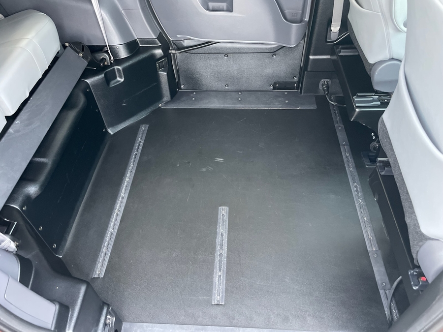  Toyota Sienna image number 3