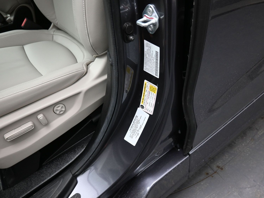 Grey Honda Odyssey image number 16