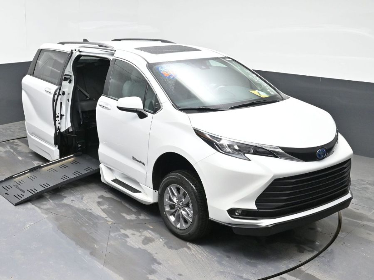 2025 TOYOTA SIENNA - Image 9