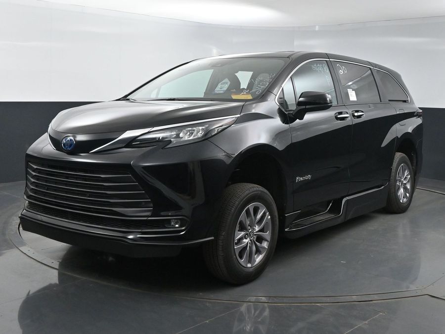 New 2025 Toyota Sienna Hybrid XLE Base - BraunAbility Side Entry Entry Fold Out Automatic Ramp