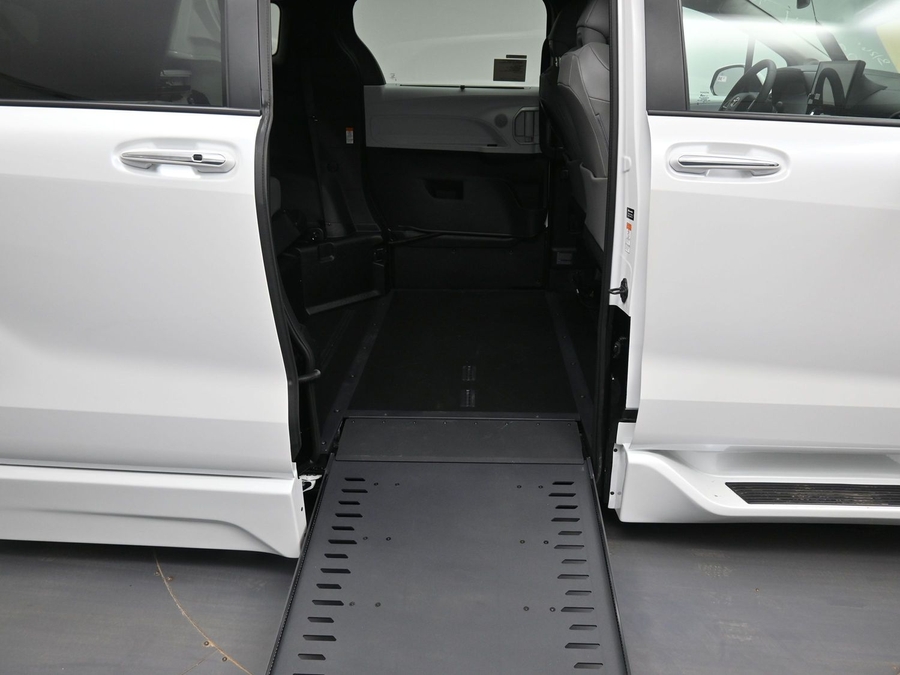 New 2026 Toyota Sienna Hybrid XLE Base - BraunAbility Side Entry Entry In Floor Automatic Ramp