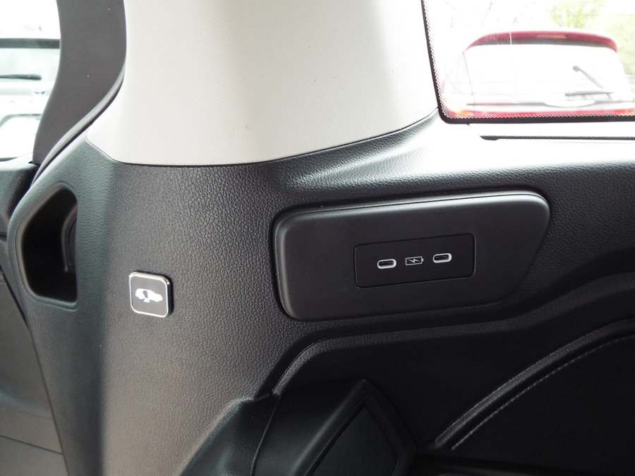 White Honda Odyssey image number 26