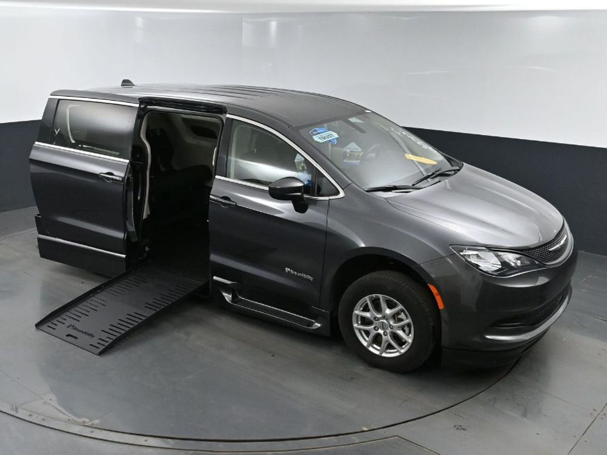 Grey Chrysler Voyager image number 22