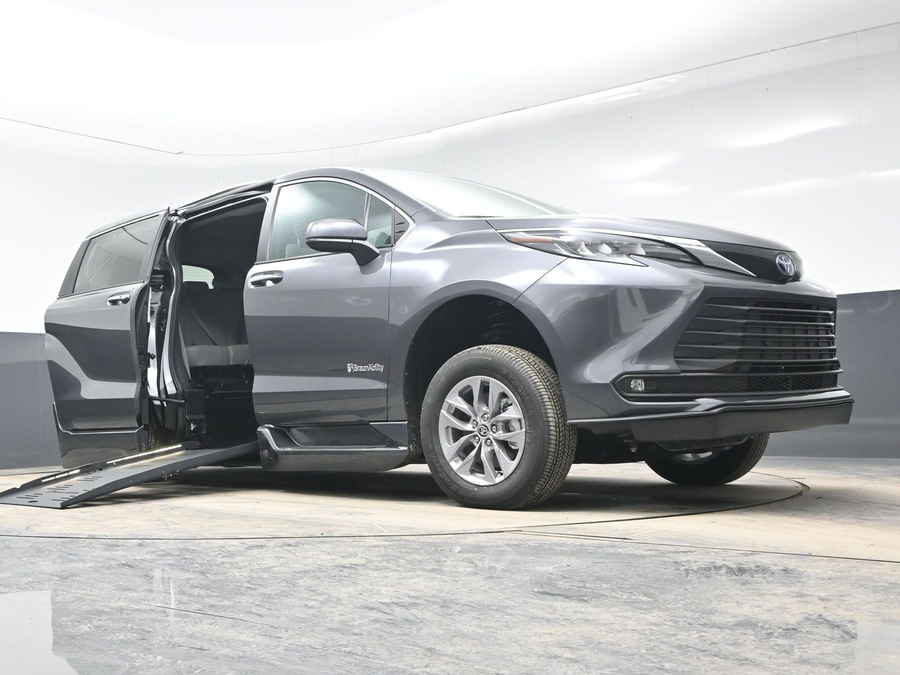 Grey Toyota Sienna image number 18