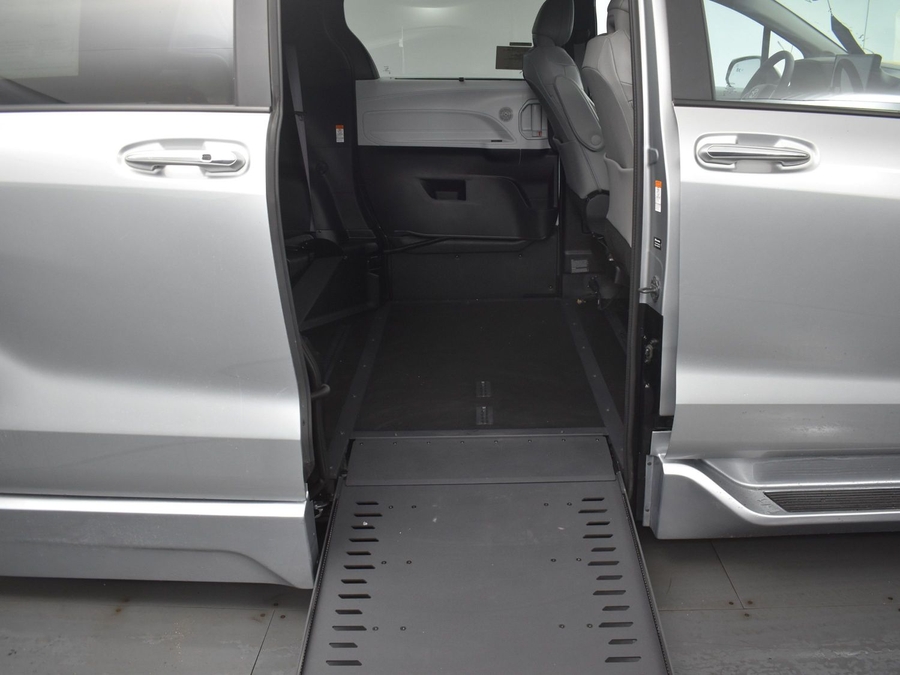 New 2025 Toyota Sienna Hybrid XLE Plus - BraunAbility Side Entry Entry In Floor Automatic Ramp