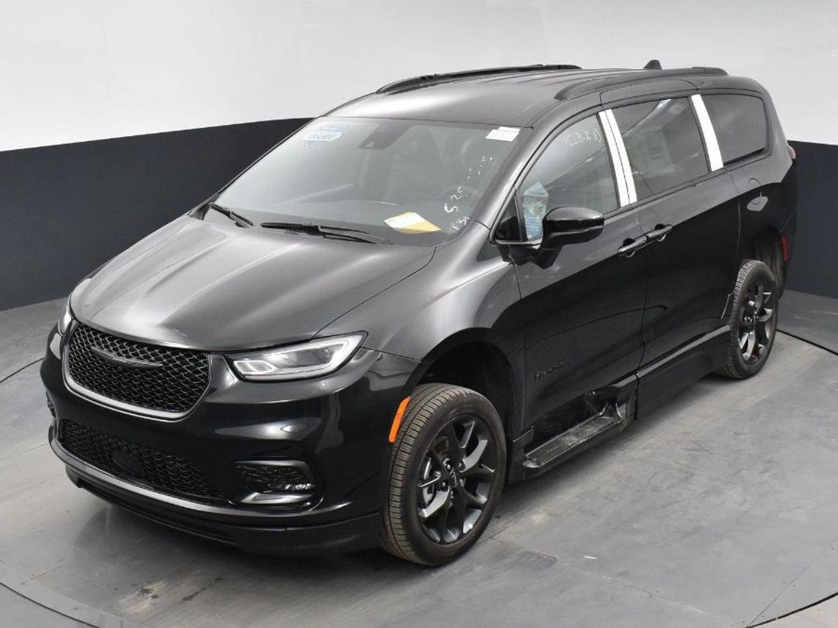 Black Chrysler Pacifica image number 14
